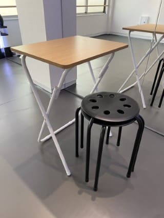 テーブル1台、椅子（イス2脚）
